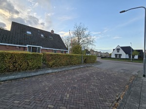 
                            <b>Woonhuis met schuin pannendak en dakkapellen.</b><br>
                                                        <b>ISO:</b> 50 | <b>Sluitertijd:</b> 1/115 | <b>Diafragma:</b> f/2.2 | <b>Datum:</b> 2025-11-02

                        