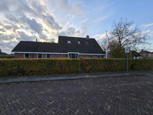 
                            <b>Bakstenen woonhuis met groot pannendak en dakramen.</b><br>
                                                        <b>ISO:</b> 125 | <b>Sluitertijd:</b> 1/359 | <b>Diafragma:</b> f/2.2 | <b>Datum:</b> 2025-11-02

                        