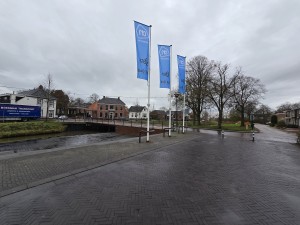 
                            <b>Drie blauwe vlaggen wapperen aan hoge vlaggenmasten.</b><br>
                                                        <b>ISO:</b> 50 | <b>Sluitertijd:</b> 726697/250000000 | <b>Diafragma:</b> f/2.2 | <b>Datum:</b> 2025-11-25

                        