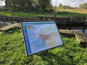 
                            <b>Informatiebord over de Haanssluis bij een sluis.</b><br>
                                                        <b>ISO:</b> 12 | <b>Sluitertijd:</b> 1/327 | <b>Diafragma:</b> f/1.7 | <b>Datum:</b> 2025-11-02

                        