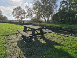 
                            <b>Houten picknicktafel met banken.</b><br>
                                                        <b>ISO:</b> 12 | <b>Sluitertijd:</b> 1/1619 | <b>Diafragma:</b> f/1.7 | <b>Datum:</b> 2025-11-02

                        