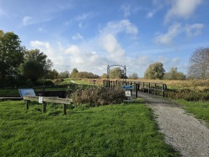 
                            <b>Een smalle voetbrug over een kanaal met hekwerk.</b><br>
                                                        <b>ISO:</b> 12 | <b>Sluitertijd:</b> 1/781 | <b>Diafragma:</b> f/1.7 | <b>Datum:</b> 2025-11-02

                        