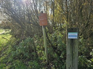 
                            <b>Twee wegwijzers markeren een wandelpad en geven richting naar Hellum.</b><br>
                                                        <b>ISO:</b> 12 | <b>Sluitertijd:</b> 1/214 | <b>Diafragma:</b> f/1.7 | <b>Datum:</b> 2025-11-02

                        