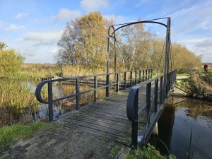 
                            <b>Stalen voetbrug met houten dek over een smalle watergang.</b><br>
                                                        <b>ISO:</b> 12 | <b>Sluitertijd:</b> 1/318 | <b>Diafragma:</b> f/1.7 | <b>Datum:</b> 2025-11-02

                        