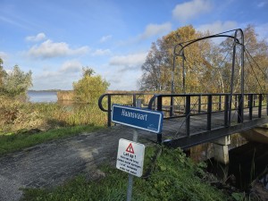 
                            <b>Brug bij Haansvaart met waarschuwingsbord.</b><br>
                                                        <b>ISO:</b> 12 | <b>Sluitertijd:</b> 1/553 | <b>Diafragma:</b> f/1.7 | <b>Datum:</b> 2025-11-02

                        