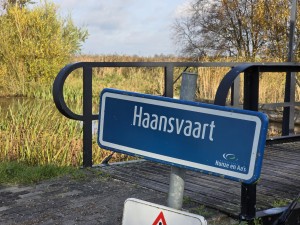 
                            <b>Blauw straatnaambord met de tekst “Haansvaart”.</b><br>
                                                        <b>ISO:</b> 50 | <b>Sluitertijd:</b> 1/1108 | <b>Diafragma:</b> f/2.4 | <b>Datum:</b> 2025-11-02

                        
