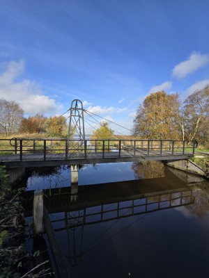 
                            <b>Een metalen voetbrug overspant het water.</b><br>
                                                        <b>ISO:</b> 50 | <b>Sluitertijd:</b> 1/1384 | <b>Diafragma:</b> f/2.2 | <b>Datum:</b> 2025-11-02

                        