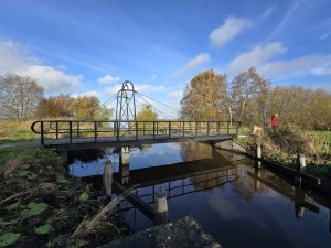 
                            <b>Smalle voetbrug met kabelconstructie over een sloot.</b><br>
                                                        <b>ISO:</b> 50 | <b>Sluitertijd:</b> 1/1272 | <b>Diafragma:</b> f/2.2 | <b>Datum:</b> 2025-11-02

                        