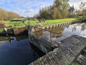 
                            <b>Houten sluisdeur met metalen leuning in een smalle watergang.</b><br>
                                                        <b>ISO:</b> 50 | <b>Sluitertijd:</b> 1/848 | <b>Diafragma:</b> f/2.2 | <b>Datum:</b> 2025-11-02

                        