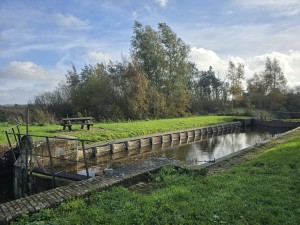 
                            <b>Een sluis met water en sluiskleppen.</b><br>
                                                        <b>ISO:</b> 12 | <b>Sluitertijd:</b> 1/777 | <b>Diafragma:</b> f/1.7 | <b>Datum:</b> 2025-11-02

                        