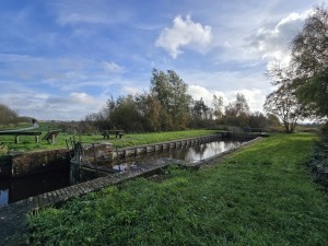 
                            <b>Oude sluis met waterkanaal en metalen hekwerk.</b><br>
                                                        <b>ISO:</b> 50 | <b>Sluitertijd:</b> 1/2417 | <b>Diafragma:</b> f/2.2 | <b>Datum:</b> 2025-11-02

                        