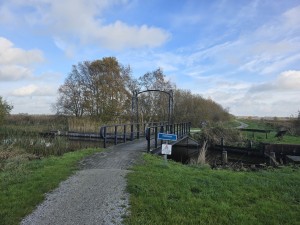 
                            <b>Een smalle voetbrug overspant het kanaal.</b><br>
                                                        <b>ISO:</b> 12 | <b>Sluitertijd:</b> 1/336 | <b>Diafragma:</b> f/1.7 | <b>Datum:</b> 2025-11-02

                        