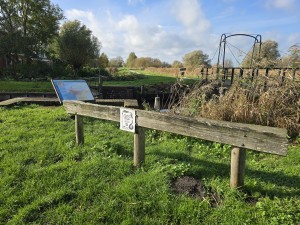 
                            <b>Historische sluis met ophaalbrug en informatiebord.</b><br>
                                                        <b>ISO:</b> 12 | <b>Sluitertijd:</b> 1/463 | <b>Diafragma:</b> f/1.7 | <b>Datum:</b> 2025-11-02

                        