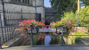 
                            <b>Bloemenrijke Koorbrug boven smalle gracht.</b><br>
                                                        <b>ISO:</b> 25 | <b>Sluitertijd:</b> 3420000/1000000000 | <b>Diafragma:</b> f/1.8 | <b>Datum:</b> 2025-09-09

                        