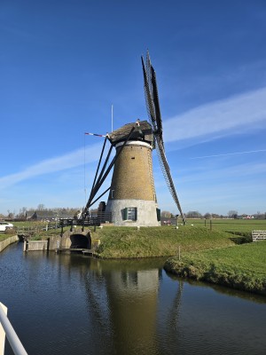 
                            <b>Traditionele stenen windmolen met grote wieken.</b><br>
                                                        <b>ISO:</b> 12 | <b>Sluitertijd:</b> 671819/500000000 | <b>Diafragma:</b> f/1.7 | <b>Datum:</b> 2026-02-08

                        