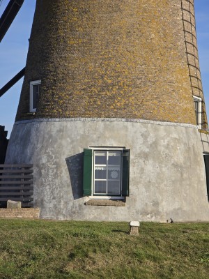 
                            <b>Onderste deel van een stenen windmolen met raam en groene luiken.</b><br>
                                                        <b>ISO:</b> 32 | <b>Sluitertijd:</b> 126937/100000000 | <b>Diafragma:</b> f/3.4 | <b>Datum:</b> 2026-02-08

                        