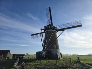 
                            <b>Een traditionele stenen windmolen met grote wieken.</b><br>
                                                        <b>ISO:</b> 12 | <b>Sluitertijd:</b> 740601/1000000000 | <b>Diafragma:</b> f/1.7 | <b>Datum:</b> 2026-02-08

                        