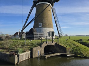 
                            <b>Grote traditionele windmolen met wieken en waterwiel.</b><br>
                                                        <b>ISO:</b> 12 | <b>Sluitertijd:</b> 728667/500000000 | <b>Diafragma:</b> f/1.7 | <b>Datum:</b> 2026-02-08

                        