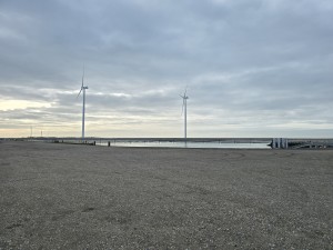 
                            <b>Twee windturbines langs de kust.</b><br>
                                                        <b>ISO:</b> 12 | <b>Sluitertijd:</b> 2199357/1000000000 | <b>Diafragma:</b> f/1.7 | <b>Datum:</b> 2026-02-08

                        