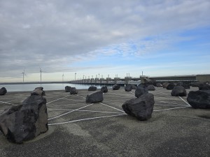 
                            <b>Grote basaltblokken liggen verspreid over een gemarkeerd betonnen vlak.</b><br>
                                                        <b>ISO:</b> 12 | <b>Sluitertijd:</b> 2005927/1000000000 | <b>Diafragma:</b> f/1.7 | <b>Datum:</b> 2026-02-08

                        