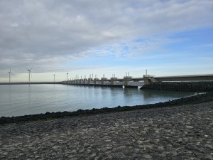 
                            <b>Stormvloedkering met sluizen steekt uit over het water.</b><br>
                                                        <b>ISO:</b> 12 | <b>Sluitertijd:</b> 1819629/1000000000 | <b>Diafragma:</b> f/1.7 | <b>Datum:</b> 2026-02-08

                        