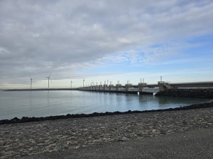 
                            <b>Deltawerk-kering met sluizen en windturbines.</b><br>
                                                        <b>ISO:</b> 12 | <b>Sluitertijd:</b> 1686777/1000000000 | <b>Diafragma:</b> f/1.7 | <b>Datum:</b> 2026-02-08

                        