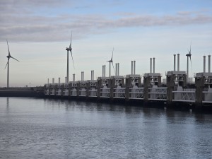 
                            <b>Stormvloedkering met windturbines langs een reeks sluizen.</b><br>
                                                        <b>ISO:</b> 32 | <b>Sluitertijd:</b> 28677/20000000 | <b>Diafragma:</b> f/3.4 | <b>Datum:</b> 2026-02-08

                        