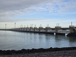 
                            <b>Stormvloedkering met sluizen en pijlers strekt zich uit over het water.</b><br>
                                                        <b>ISO:</b> 12 | <b>Sluitertijd:</b> 1369347/1000000000 | <b>Diafragma:</b> f/1.7 | <b>Datum:</b> 2026-02-08

                        