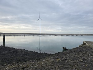 
                            <b>Een hoge windturbine staat boven stil water.</b><br>
                                                        <b>ISO:</b> 12 | <b>Sluitertijd:</b> 2477623/1000000000 | <b>Diafragma:</b> f/1.7 | <b>Datum:</b> 2026-02-08

                        