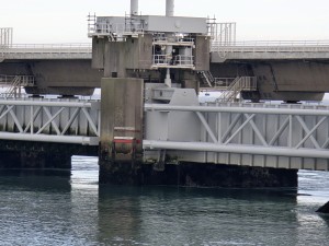 
                            <b>Industriële sluisdeurconstructie met loopbrug en mechaniek.</b><br>
                                                        <b>ISO:</b> 32 | <b>Sluitertijd:</b> 1064523/250000000 | <b>Diafragma:</b> f/3.4 | <b>Datum:</b> 2026-02-08

                        