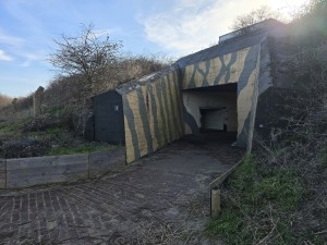 
                            <b>Camouflagegeschilderde bunker-ingang met betonnen tunnel.</b><br>
                                                        <b>ISO:</b> 12 | <b>Sluitertijd:</b> 2259721/1000000000 | <b>Diafragma:</b> f/1.7 | <b>Datum:</b> 2026-02-08

                        