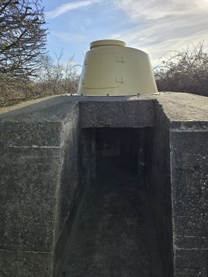 
                            <b>Betonnen bunker met ingang en beige observatiekoepel.</b><br>
                                                        <b>ISO:</b> 12 | <b>Sluitertijd:</b> 1283193/1000000000 | <b>Diafragma:</b> f/1.7 | <b>Datum:</b> 2026-02-08

                        