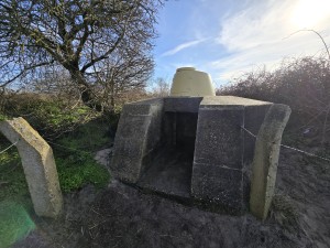 
                            <b>Betonnen bunker met kleine geschutskoepel.</b><br>
                                                        <b>ISO:</b> 50 | <b>Sluitertijd:</b> 650341/1000000000 | <b>Diafragma:</b> f/2.2 | <b>Datum:</b> 2026-02-08

                        