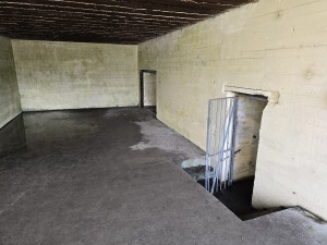 
                            <b>Lege betonnen bunker met trapgat en metalen hek.</b><br>
                                                        <b>ISO:</b> 160 | <b>Sluitertijd:</b> 2497831/250000000 | <b>Diafragma:</b> f/1.7 | <b>Datum:</b> 2026-02-08

                        