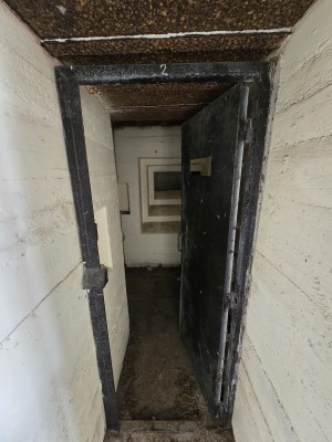 
                            <b>Open stalen bunkerdeur geeft toegang tot kleine betonnen ruimte.</b><br>
                                                        <b>ISO:</b> 640 | <b>Sluitertijd:</b> 2497831/125000000 | <b>Diafragma:</b> f/2.2 | <b>Datum:</b> 2026-02-08

                        