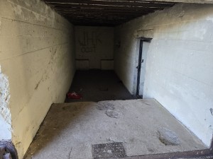 
                            <b>Lege betonnen bunker met graffiti op de achterwand.</b><br>
                                                        <b>ISO:</b> 200 | <b>Sluitertijd:</b> 2497831/250000000 | <b>Diafragma:</b> f/1.7 | <b>Datum:</b> 2026-02-08

                        