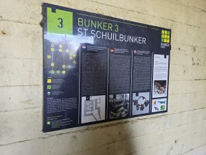 
                            <b>Informatiebord over Bunker 3, een schuilbunker, met routekaart en uitleg.</b><br>
                                                        <b>ISO:</b> 200 | <b>Sluitertijd:</b> 2497831/250000000 | <b>Diafragma:</b> f/1.7 | <b>Datum:</b> 2026-02-08

                        