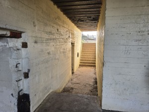 
                            <b>Betonnen gang met trappen naar de uitgang.</b><br>
                                                        <b>ISO:</b> 64 | <b>Sluitertijd:</b> 5567099/1000000000 | <b>Diafragma:</b> f/1.7 | <b>Datum:</b> 2026-02-08

                        