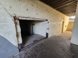 
                            <b>Ingang van betonnen bunker met open doorgang en stalen deur.</b><br>
                                                        <b>ISO:</b> 50 | <b>Sluitertijd:</b> 2497831/125000000 | <b>Diafragma:</b> f/2.2 | <b>Datum:</b> 2026-02-08

                        