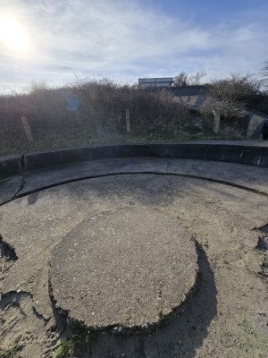 
                            <b>Ronde betonnen fundering met verhoogde rand en gebarsten oppervlak.</b><br>
                                                        <b>ISO:</b> 50 | <b>Sluitertijd:</b> 287869/1000000000 | <b>Diafragma:</b> f/2.2 | <b>Datum:</b> 2026-02-08

                        