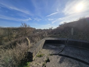 
                            <b>Verlaten betonnen bunker met gescheurde vloer en open ingang.</b><br>
                                                        <b>ISO:</b> 50 | <b>Sluitertijd:</b> 44879/200000000 | <b>Diafragma:</b> f/2.2 | <b>Datum:</b> 2026-02-08

                        