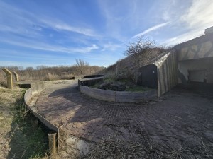 
                            <b>Gecamoufleerde bunker met betonnen ingang en bakstenen pad.</b><br>
                                                        <b>ISO:</b> 50 | <b>Sluitertijd:</b> 436801/1000000000 | <b>Diafragma:</b> f/2.2 | <b>Datum:</b> 2026-02-08

                        