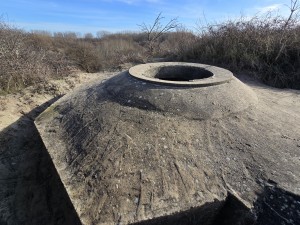
                            <b>Betonnen bunkerkoepel met ronde opening.</b><br>
                                                        <b>ISO:</b> 50 | <b>Sluitertijd:</b> 354601/500000000 | <b>Diafragma:</b> f/2.2 | <b>Datum:</b> 2026-02-08

                        