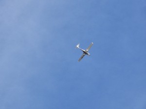 
                            <b>Een klein propellervliegtuig vliegt hoog in de lucht.</b><br>
                                                        <b>ISO:</b> 32 | <b>Sluitertijd:</b> 1984319/1000000000 | <b>Diafragma:</b> f/3.4 | <b>Datum:</b> 2026-02-08

                        