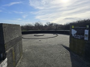 
                            <b>Betonnen bunkerplatform met ronde geschutsopstelling en informatiebord.</b><br>
                                                        <b>ISO:</b> 12 | <b>Sluitertijd:</b> 294173/500000000 | <b>Diafragma:</b> f/1.7 | <b>Datum:</b> 2026-02-08

                        