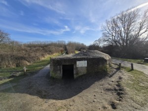 
                            <b>Betonnen bunker met donkere ingang en informatiebord aan de voorkant.</b><br>
                                                        <b>ISO:</b> 50 | <b>Sluitertijd:</b> 195453/500000000 | <b>Diafragma:</b> f/2.2 | <b>Datum:</b> 2026-02-08

                        