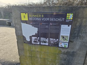 
                            <b>Informatiebord over Bunker 8, bedding voor geschut.</b><br>
                                                        <b>ISO:</b> 12 | <b>Sluitertijd:</b> 149901/62500000 | <b>Diafragma:</b> f/1.7 | <b>Datum:</b> 2026-02-08

                        