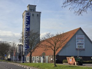 
                            <b>Hoge industriële silo met blauw meetlint naast loods.</b><br>
                                                        <b>ISO:</b> 50 | <b>Sluitertijd:</b> 264693/500000000 | <b>Diafragma:</b> f/2.4 | <b>Datum:</b> 2026-02-08

                        