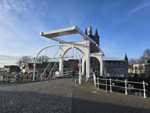 
                            <b>Witte ophaalbrug met metalen boogconstructie boven het water.</b><br>
                                                        <b>ISO:</b> 12 | <b>Sluitertijd:</b> 1747207/1000000000 | <b>Diafragma:</b> f/1.7 | <b>Datum:</b> 2026-02-08

                        