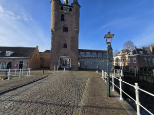 
                            <b>Bakstenen stadspoort met hoge klokkentoren en doorgang.</b><br>
                                                        <b>ISO:</b> 50 | <b>Sluitertijd:</b> 195453/250000000 | <b>Diafragma:</b> f/2.2 | <b>Datum:</b> 2026-02-08

                        